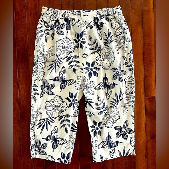 Coral Bay Women’s Navy and White Butterfly Print Capris Size 10 - Picture 6 of 8